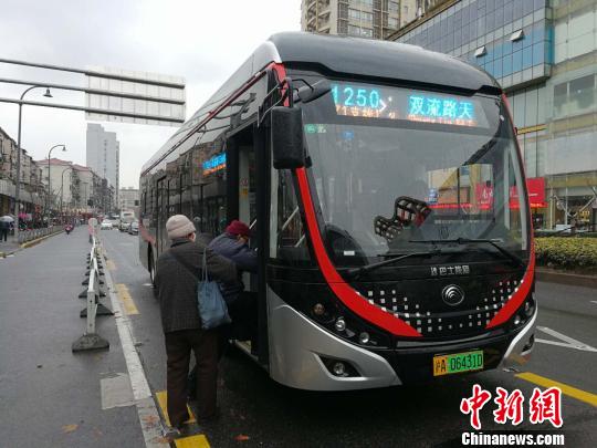 上海公交试点“手机扫码乘车”