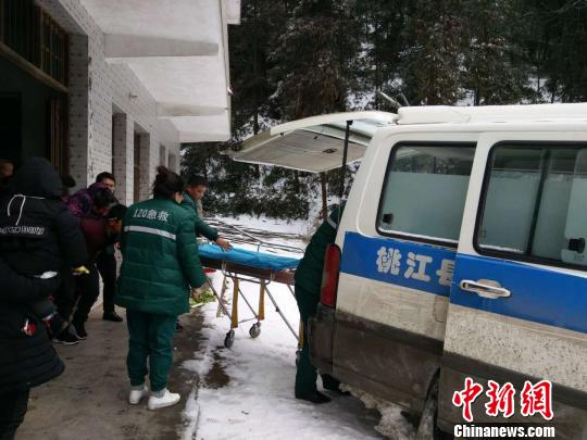 山路积雪成冰救护车被阻 30名党员抢通生命路
